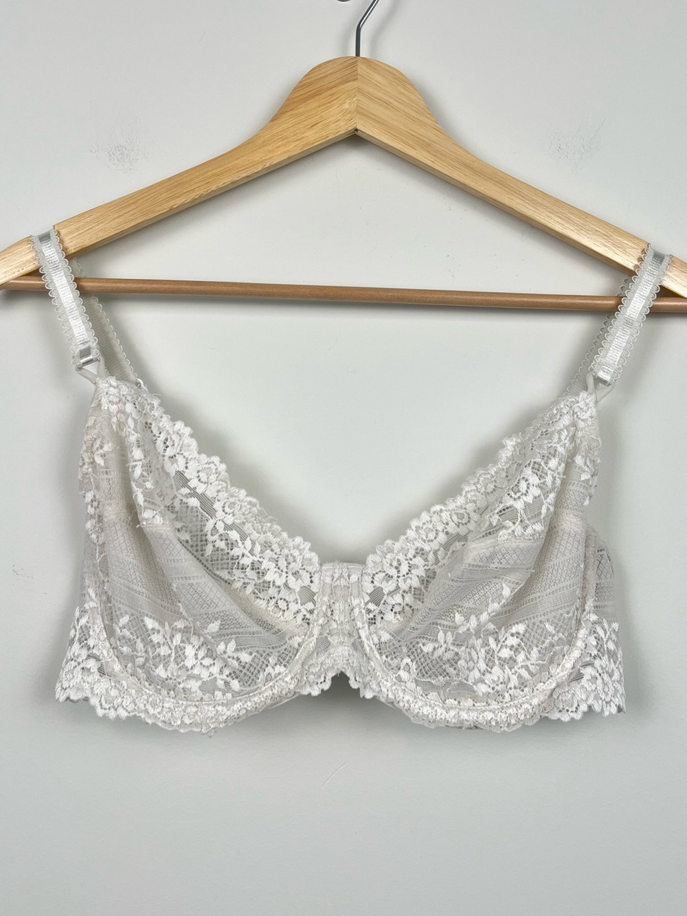 Wacoal 65191 white Embrace Lace Underwire bra, size 36D.
